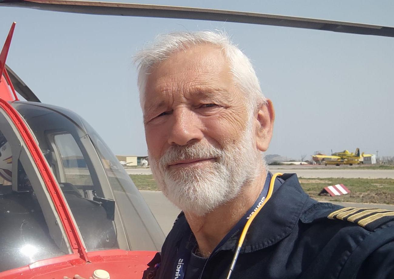 Juan Peñuelas junto a un helicóptero